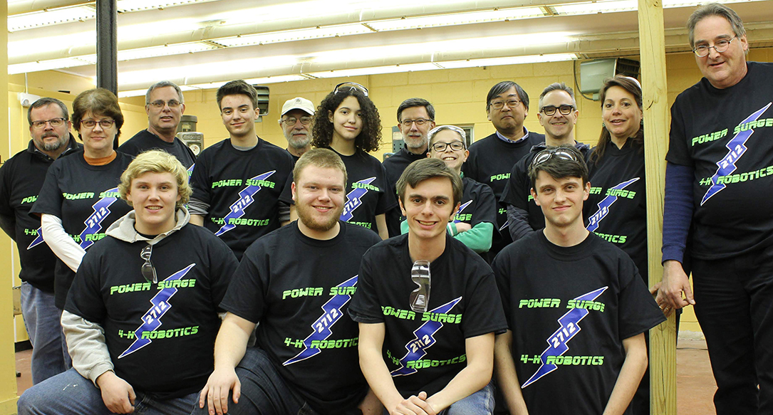 2019 team portrait: students and mentors in team shirts in the shop