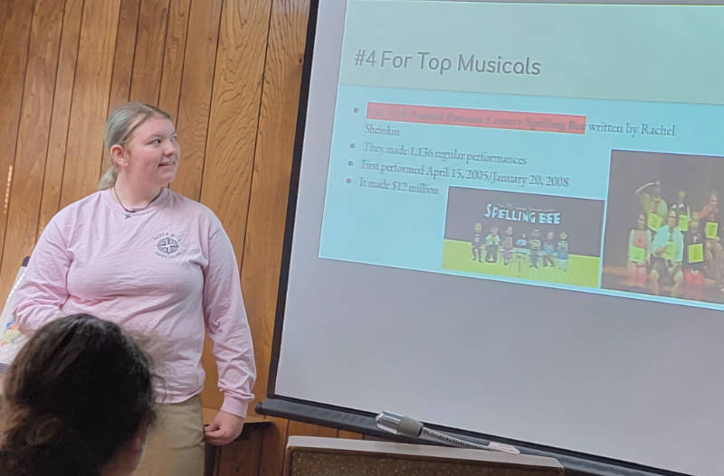 Katelyn giving presentation to room of 4H judges